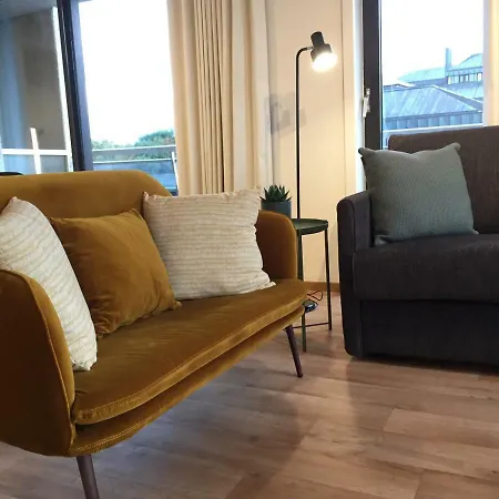 Apartment Between Waves *