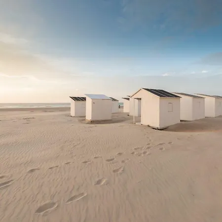 Apartment Between Waves *
